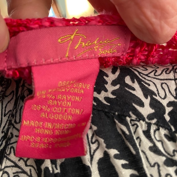 🎉SALE🎉Fun Raspberry Color Knit Shawl - Picture 6 of 6